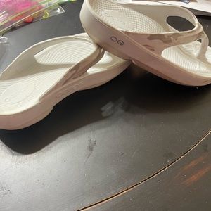 women’s oofos size 8